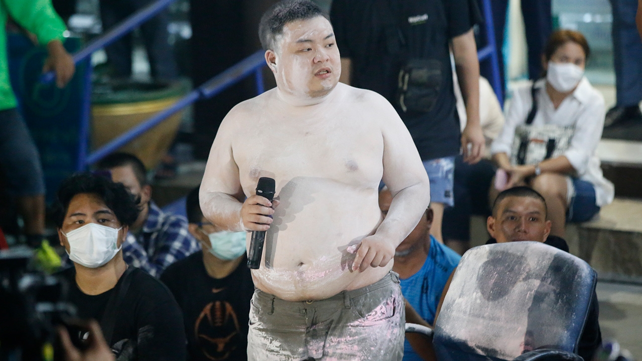 เบิกตัว "เพนกวิน" ขึ้นศาลคดี ม.112 "ทนาย-แม่" เผยอดอาหารจนอาการทรุด