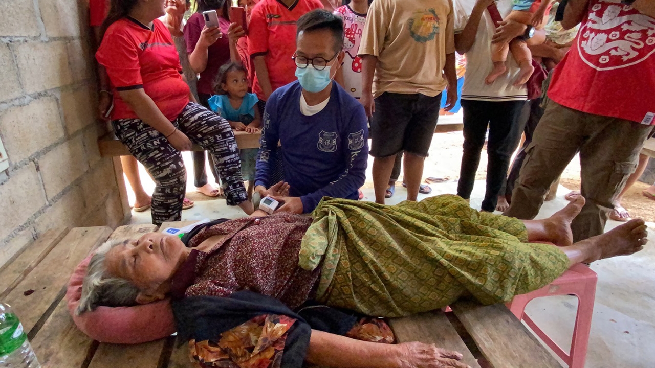 พบยายวัย 96 หลงป่า 2 คืน ต้องขอขมาเจ้าป่า ถึงเจอตัว เผยมีคนมาชวนเดิน