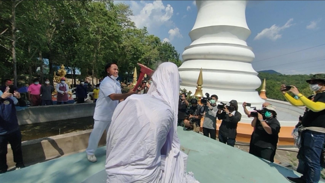 ทุบแล้วรูปปั้นถวายหัว พราหมณ์ทำพิธีเสี่ยงทาย เทวดาอนุญาตให้ทุบทิ้ง