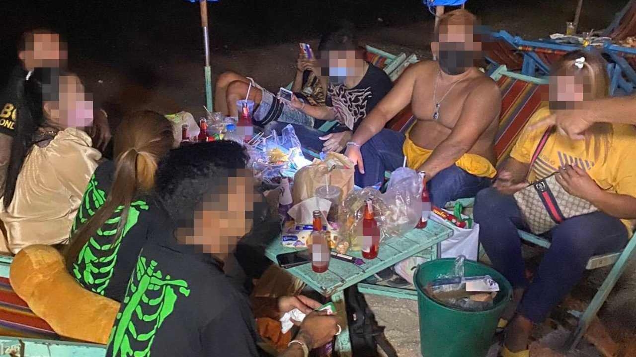 ชลบุรีจับจริง วัยรุ่นไม่แคร์โควิด ซุ่มดื่มเหล้า เบียร์ ชายหาดบางแสน 