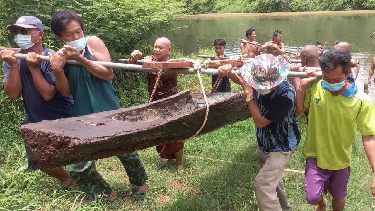 ชาวบ้านนำเรือตะเคียน 130 ปี จมแควหนุมานขึ้นจากน้ำ เข้าฝันยายอยากมาอยู่วัด