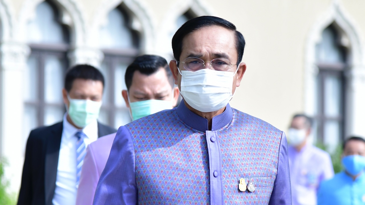 ไม่สบายใจ นายกฯ ยอมรับไม่สวมหน้ากากขณะประชุม จึงให้เจ้าหน้าที่เข้ามาปรับ