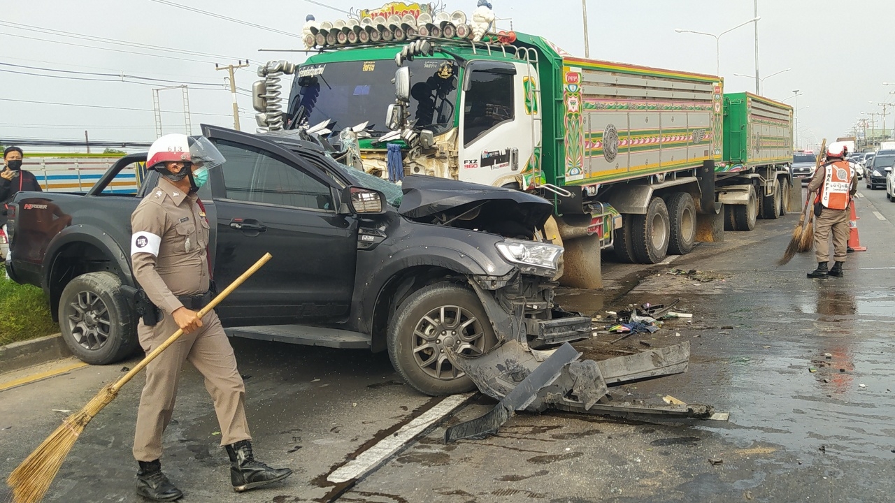 ปิกอัพลื่นน้ำมันบนถนน เหินข้ามเกาะกลางประสานงารถพ่วง ผู้หญิงตาย 1 