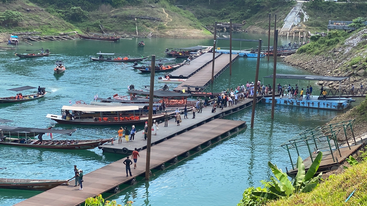 นักท่องเที่ยวกว่า 5 พันคนหนีโควิด หลบซบธรรมชาติแพริมเขื่อนรัชชประภา