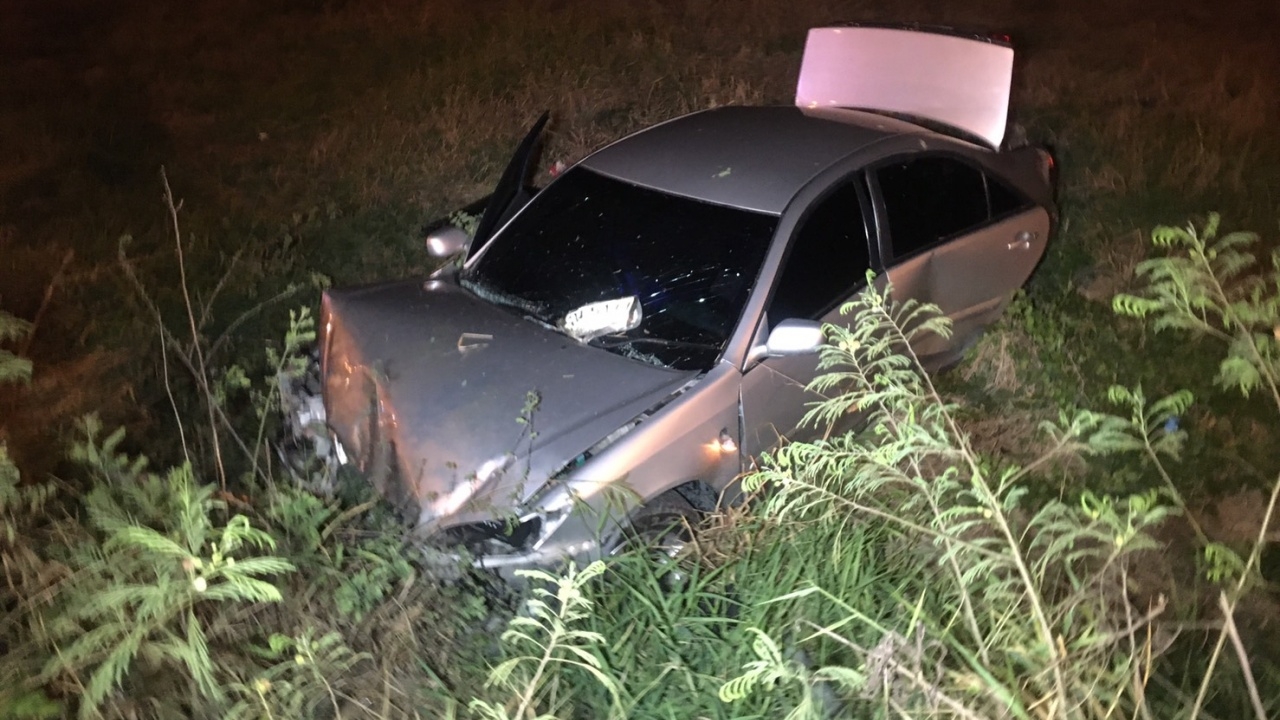 หนุ่มซิ่งรถชนท้ายเก๋งพังยับ ก่อนขับหนีแต่ไม่รอด ชนเสาไฟฟ้าตกข้างทาง