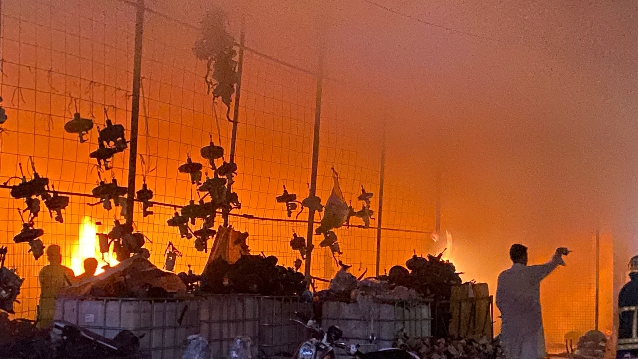 ไฟไหม้โกดังเก็บอะไหล่เครื่องยนต์ ตลาดเชียงกงบางพลี เพลิงโหมกระหน่ำ