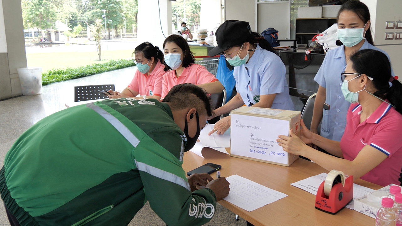 คนเชียงใหม่ใช้บริการเดลิเวอรี่ ส่งของบริจาคให้ผู้ป่วยโควิดใน รพ.สนาม