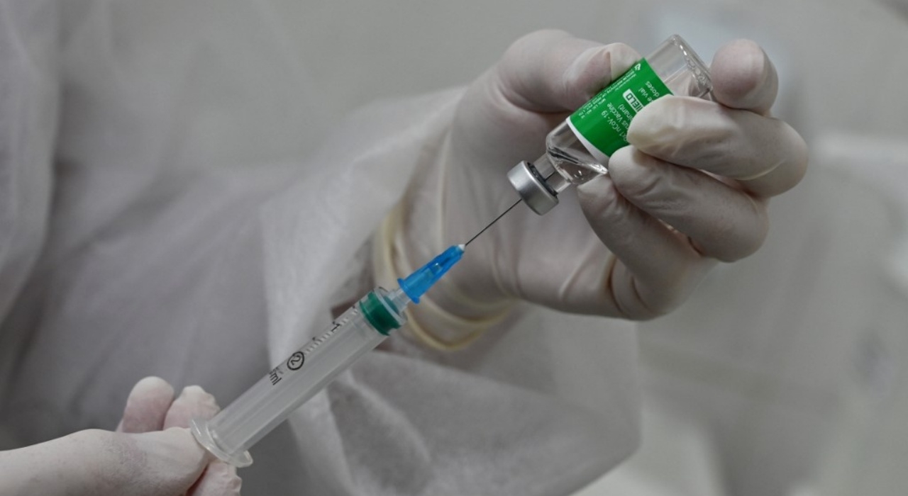 อินเดียเริ่มขาดแคลนวัคซีนต้านโควิด ท่ามกลางยอดผู้ป่วยที่พุ่งสูง