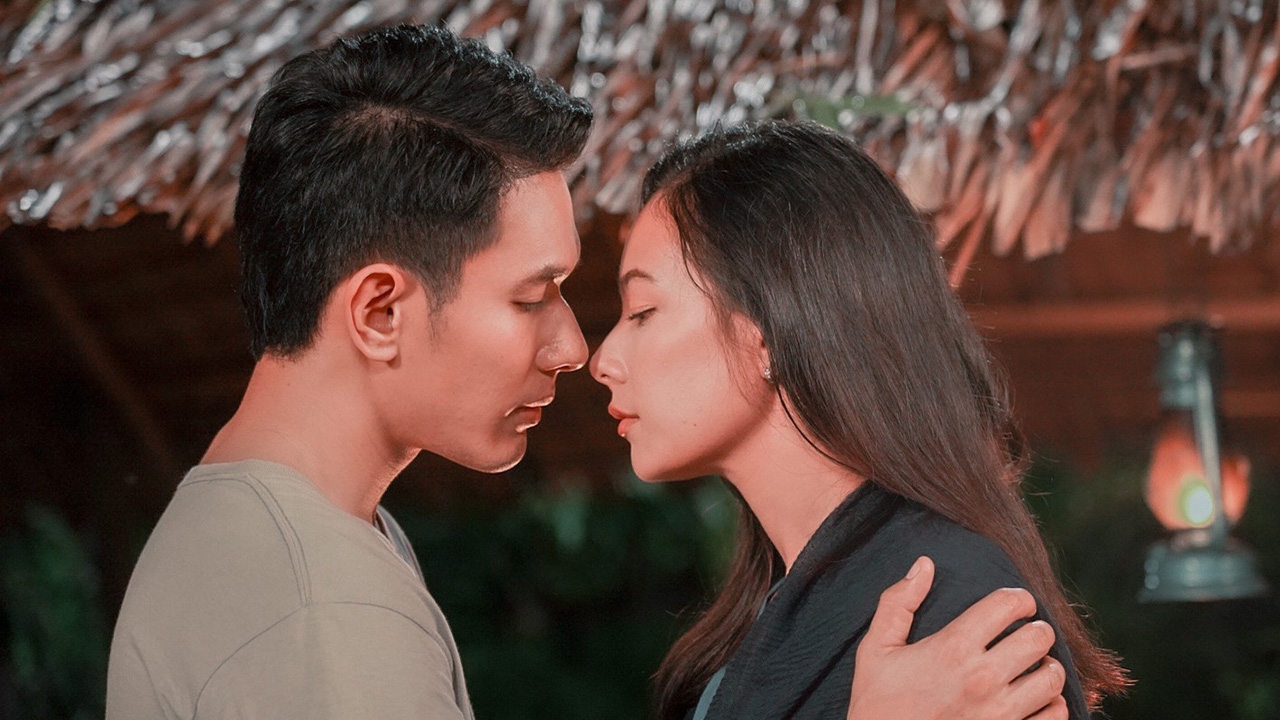 "อ๋อม-แซมมี่" เบรกดราม่า โชว์จูบหวานกลางแสงจันทร์ ใน "เพลิงปริศนา"