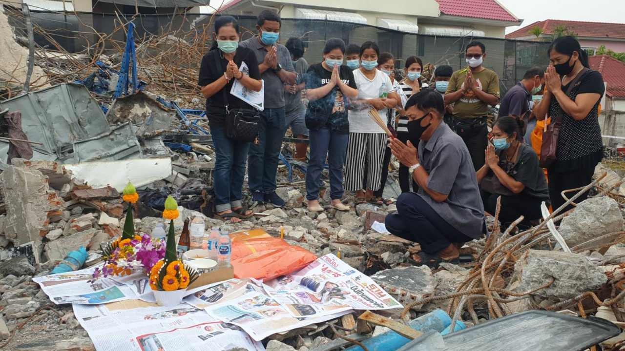 ครอบครัว "เชิญวิญญาณ" จากบ้านถล่ม จนท.ประเมินความปลอดภัยก่อนรื้อถอน