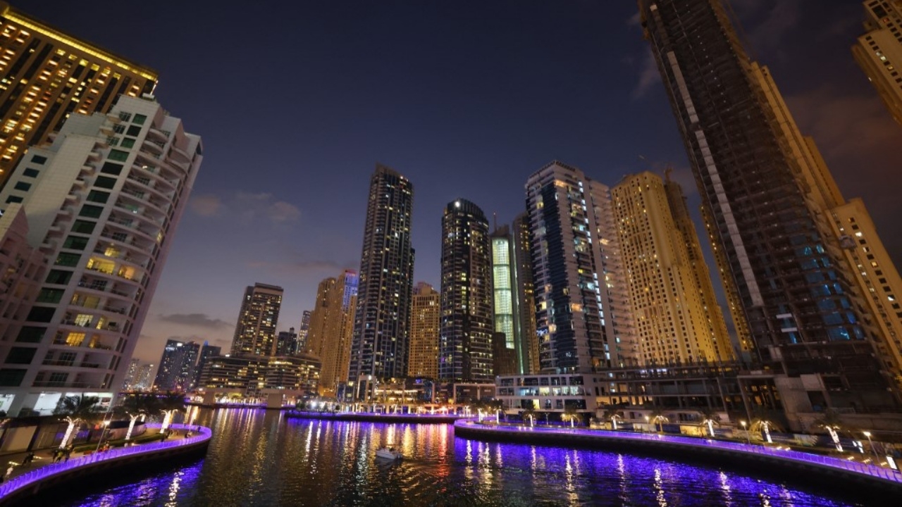 ตำรวจดูไบรวบ 40 นางแบบสาว ฐานถ่ายรูปนู้ดหมู่บนระเบียงตึกระฟ้า