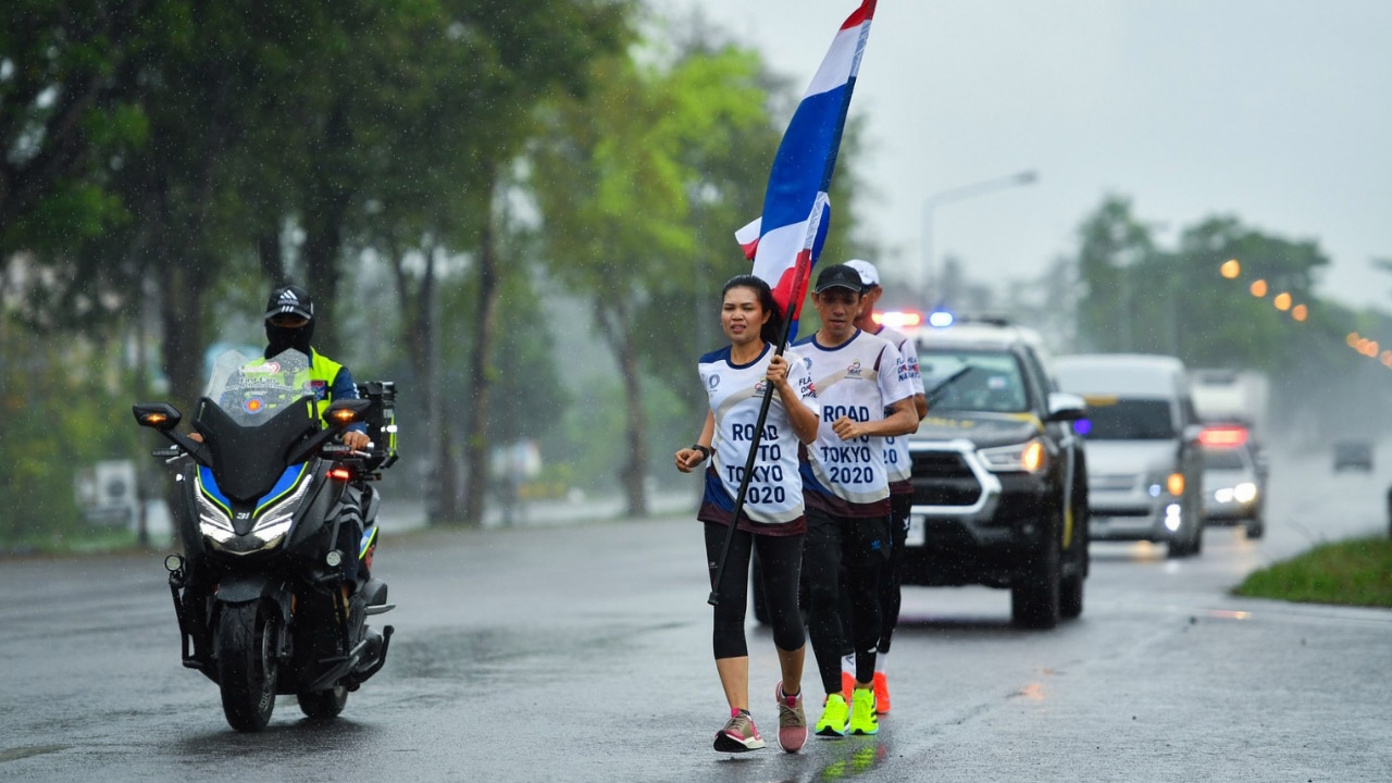 ชาวนครศรีฯ รวมใจ "วิ่งส่งธงชาติไทย ไปโตเกียวโอลิมปิก" วันที่ 10 ท่ามกลางสายฝน