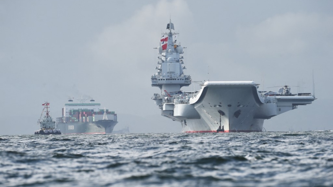 จีนขู่ฟ่อ ส่งเรือบรรทุกเครื่องบิน พร้อมกองเรือคุ้มกัน ซ้อมรบใกล้ไต้หวัน