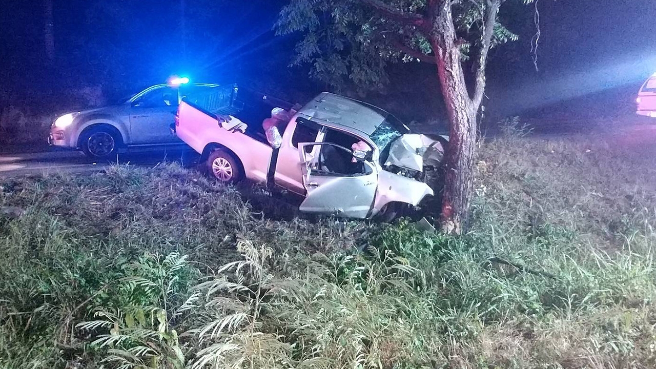 กระบะ นศ.ฝึกงานพุ่งลงร่องกลางถนนสาย 304 ชนต้นไม้ตาย 1 เจ็บ 6 ที่ปราจีนฯ