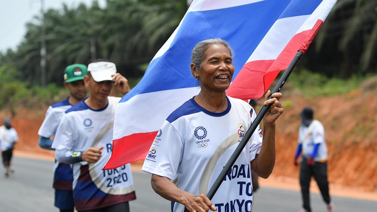 ยายวัย 61 ปี ร่วม "วิ่งส่งธงชาติไทย ไปโตเกียวโอลิมปิก" วันที่ 8 ชุมพร-สุราษฎร์ฯ