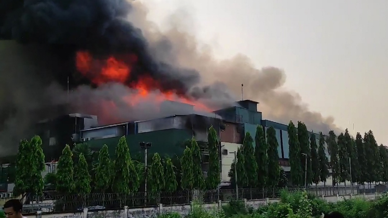 ระทึก ไฟไหม้ 2 ห้างฯ ดังของกองทัพพม่า ในย่างกุ้ง เพลิงเผาวอดเหลือแต่ซาก