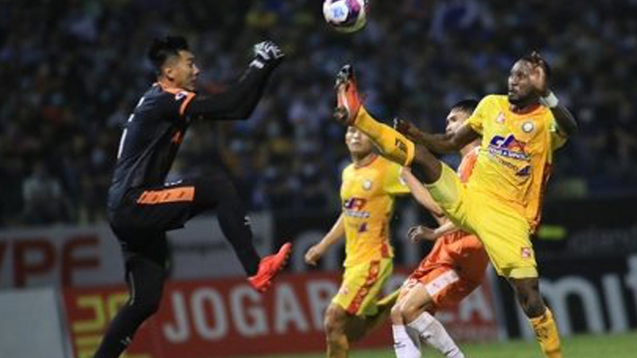 สุดโหด "แซมซั่น" อดีตแข้งทีมชาติเวียดนาม สกายคิกใส่คู่แข่งเจ็บหนัก (คลิป)