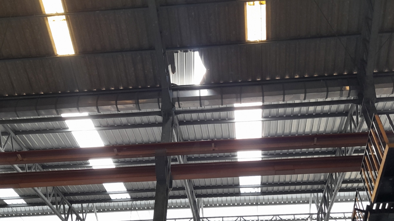 หนุ่มคนงานชะตาขาด ตกจากหลังคาสูง 10 เมตรของโรงงานย่านพระประแดง ตายคาที่