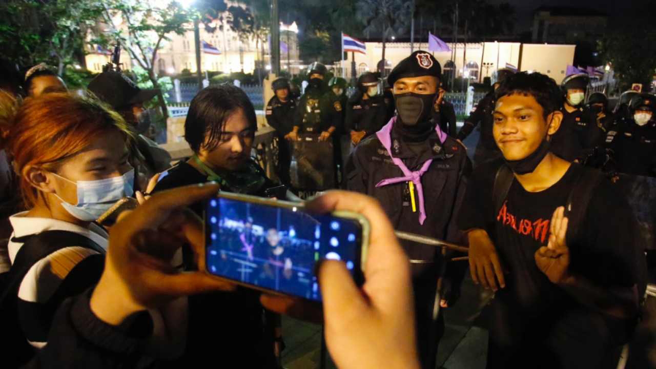 อาชีวะไล่เผด็จการ ยุติชุมนุมสะพานชมัยมรุเชฐ กทม.เคลียร์พื้นที่เปิดจราจร