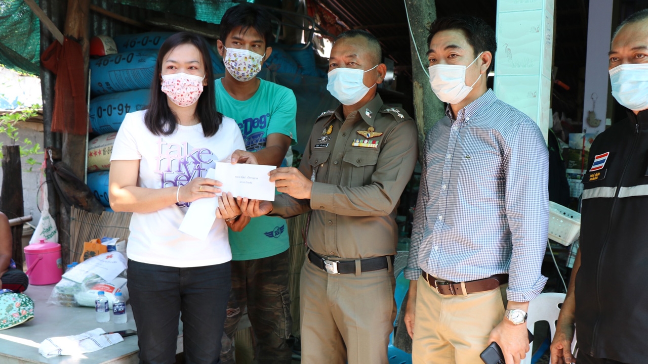 นายอำเภอปักธงชัยเยี่ยมเด็กหญิง ป.3 ที่ถูกพลุงานศพตกใส่ศีรษะจนนอนโคม่า