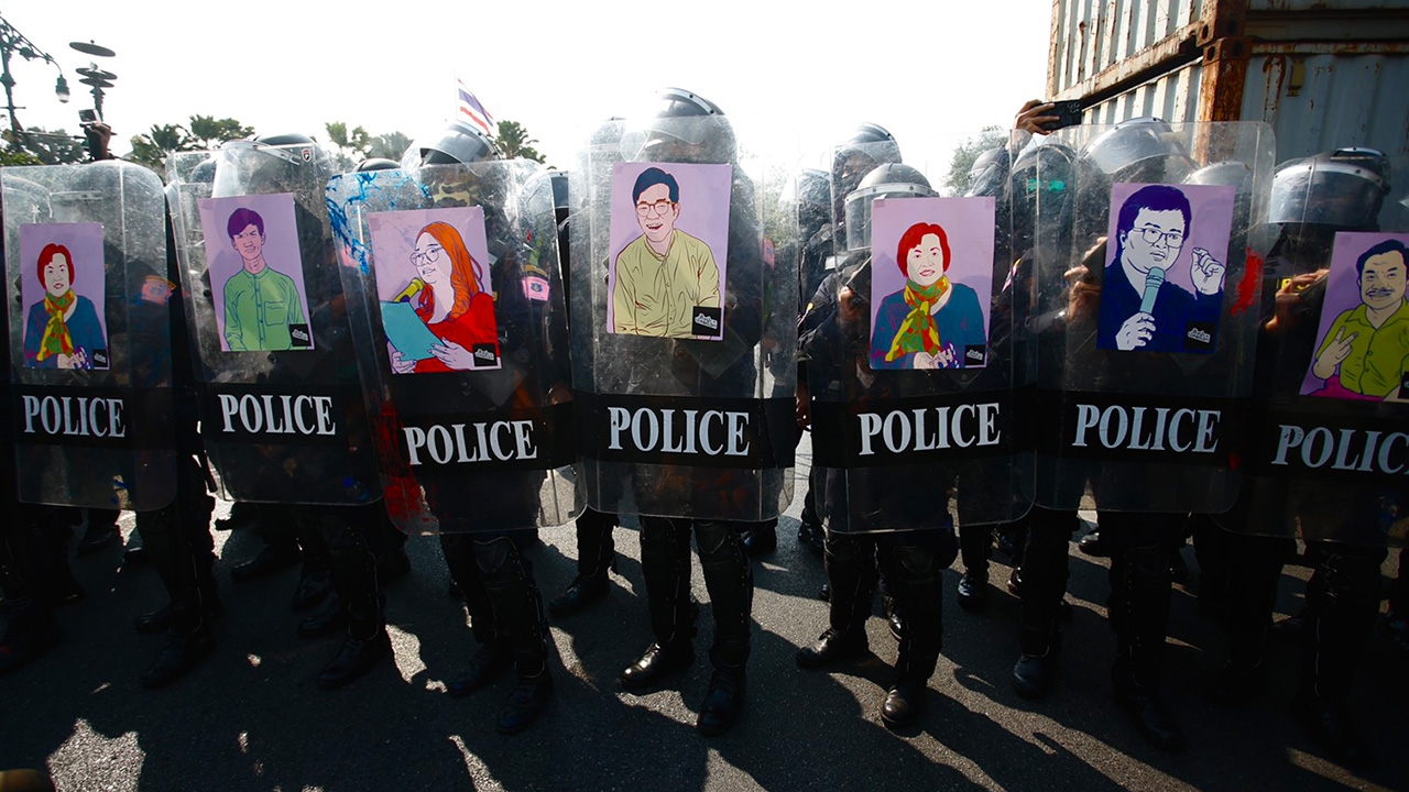 "ม็อบทะลุฟ้า" นอน ชู 3 นิ้ว บนสะพาน "ชมัยมรุเชฐ" ยัน ยึดสันติ ไม่ปะทะ