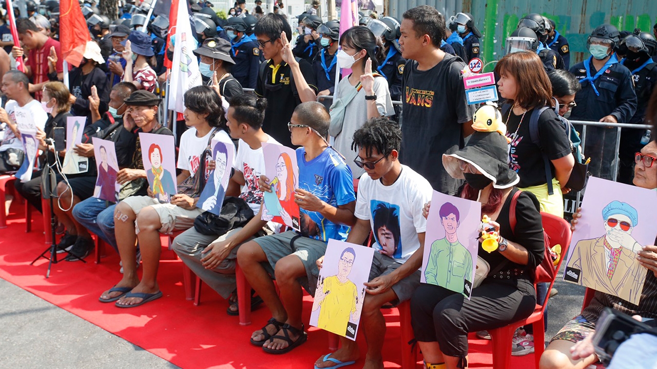 "ม็อบทะลุฟ้า" “ถ่ายภาพ ครม.ฉบับประชาชน” ย้ำ ปล่อยเพื่อนเรา-ยกเลิก ม.112