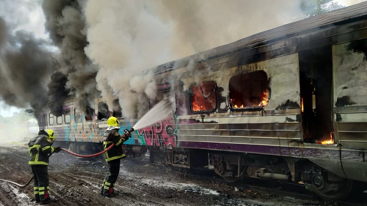 ไฟไหม้ตู้โดยสารรถไฟวอดทั้งคันคาอู่มักกะสัน เหตุเชื่อมเหล็กสะเก็ดโดนเบาะ