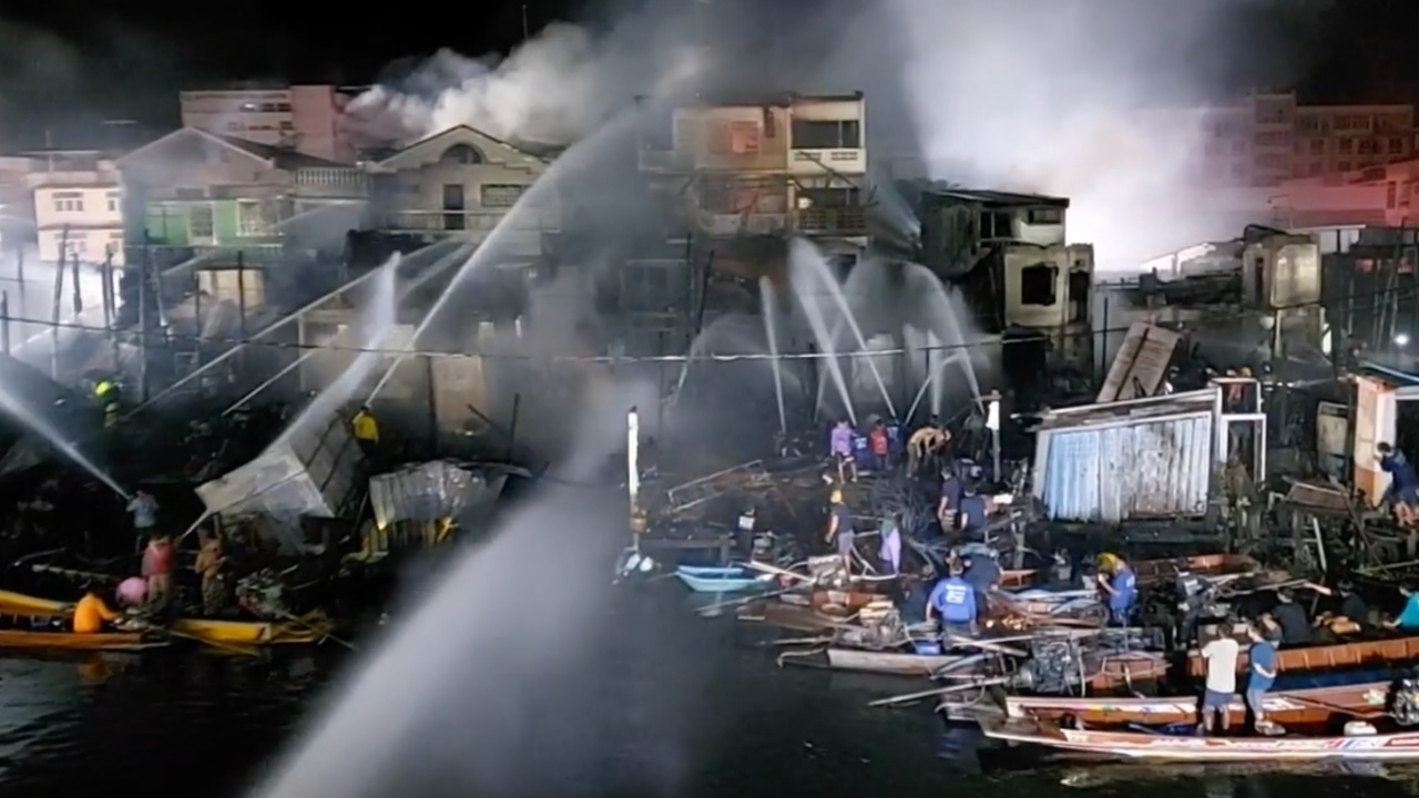 เพลิงสงบแล้ว ไฟไหม้ตลาดบ้านแพ้ว 100 ปี ชาวบ้านเอาเรือมาช่วยดับ
