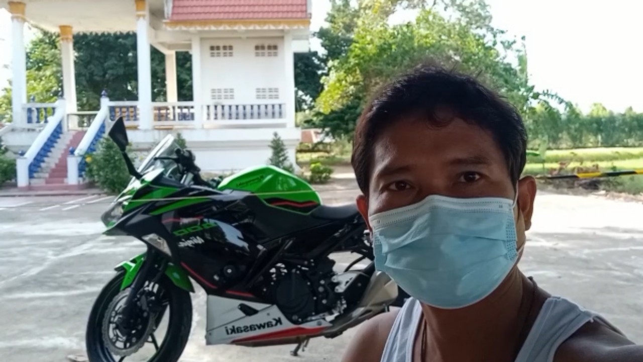 หนุ่มนักดนตรีตกงาน ควบบิ๊กไบค์มาสุรินทร์ กักตัวข้างเมรุวัด ลั่นไม่กลัวผี (คลิป)