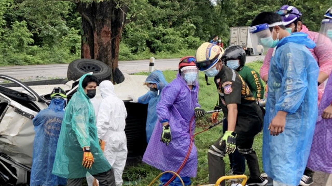 หลับใน-ชนเละ "อะตอม" สาหัส "อดีตดารา" ละครวิก 7 สี อีกรายเก๋งยกคัน 3 ศพ