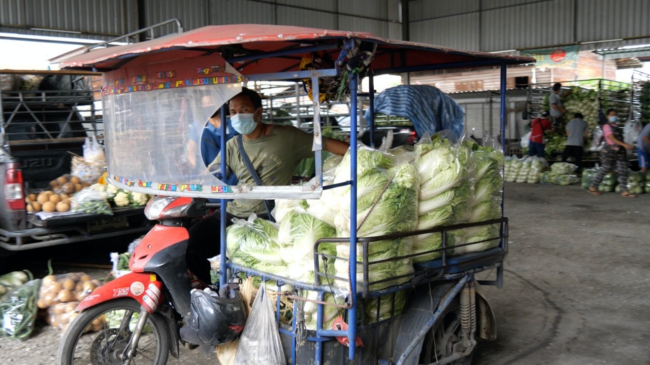 ตลาดเมืองใหม่สู้วิกฤติโควิด จัดรถพ่วงส่งผักถึงรถ งดรับลูกค้าจร ลดแออัด