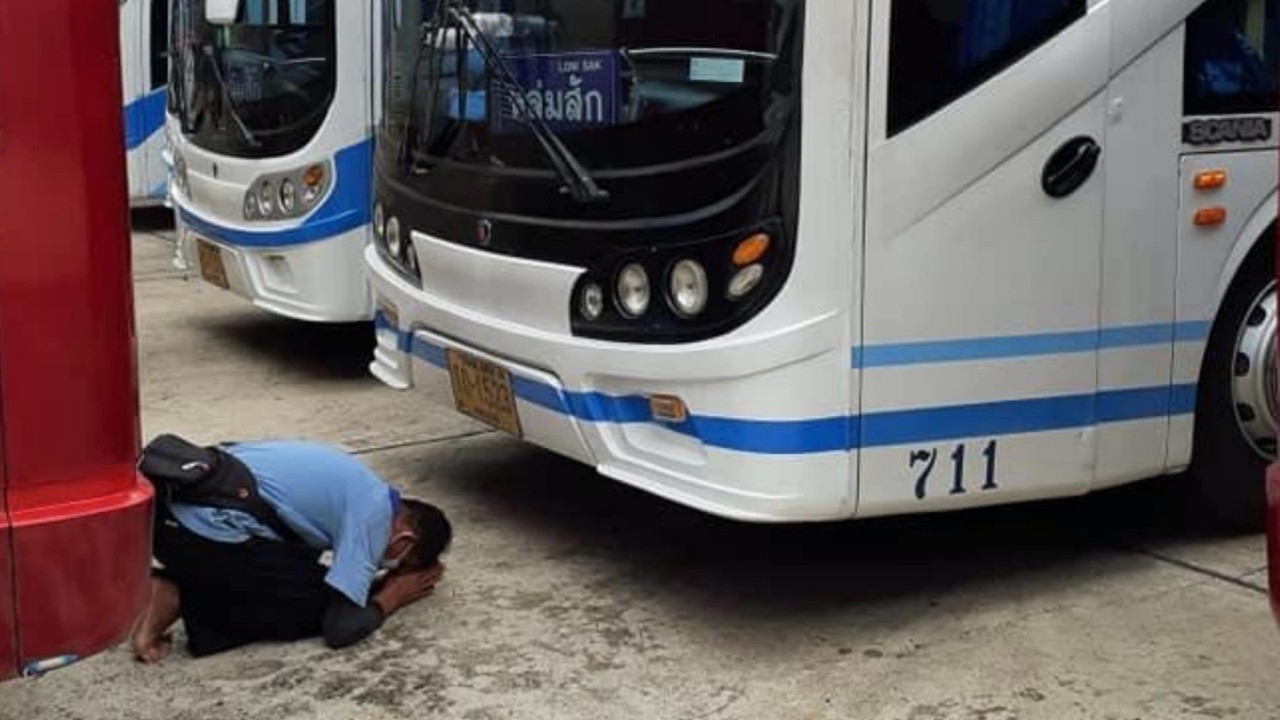 คนขับรถทัวร์ไหว้แม่ย่านางรถ เปิดใจโควิดทำตกงาน หันมาส่งน้ำแข็งเลี้ยงชีพ