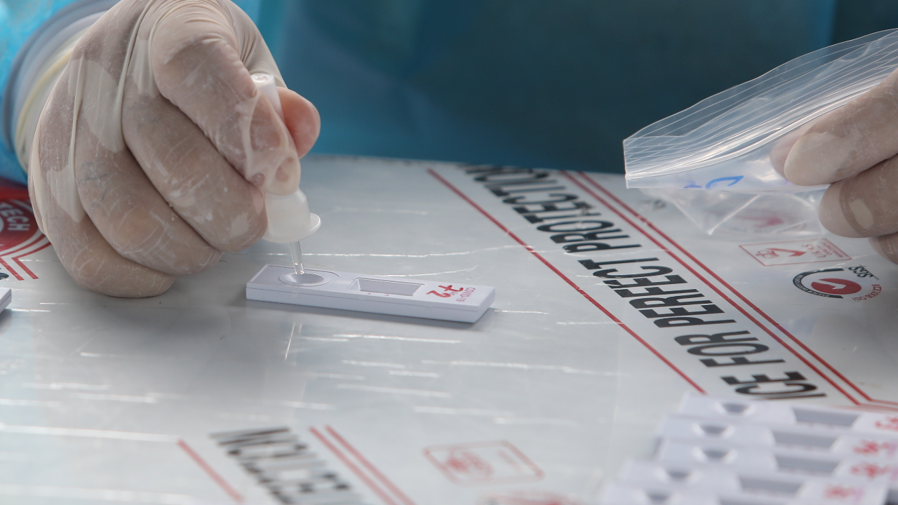 แพทย์ยัน ผลตรวจ Antigen Test Kit เป็นบวก เข้าระบบกักตัวที่บ้านได้ทันที