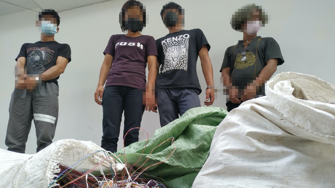 รวบหนุ่มสาวลอบตัดสายเคเบิล หลอมทองแดงขาย พบสาวชวนแฟนเก่าและแฟนใหม่ลงมือ