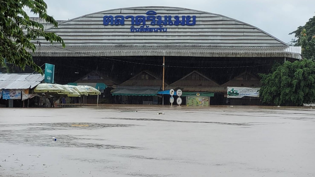 ฝนถล่มแม่สอด น้ำเมยท่วมสูง หนีตายวุ่น นพค.33 ส่งทหารเข้ากู้วิกฤติ (คลิป)