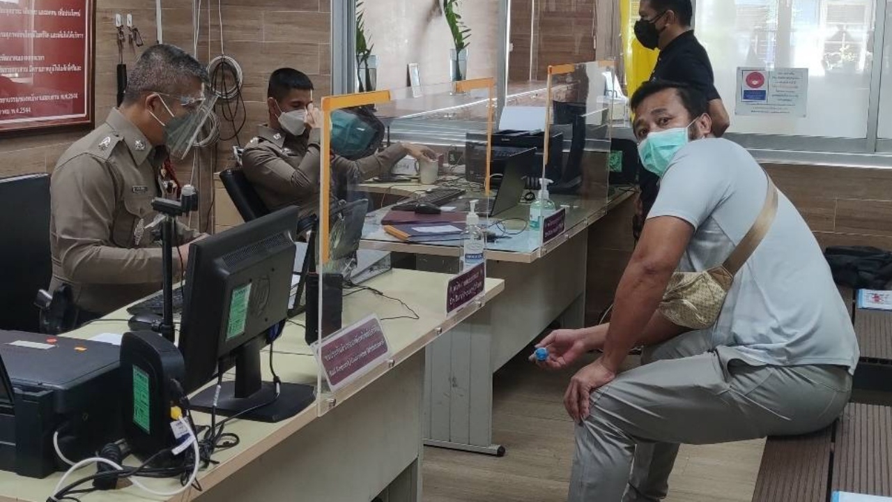 "มนัส บุญจำนงค์" รับทราบข้อหาคดีหลอกขายลอตเตอรี่ เหยื่อแฉไม่ยอมคืนเงิน