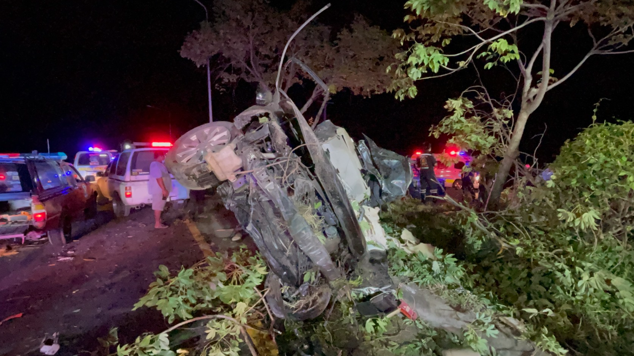 เก๋งซิ่งชนแหลก "ต้นไม้ 5-เสาไฟ 1" พลิกคว่ำเละเป็นซาก สังเวย 3 ศพ