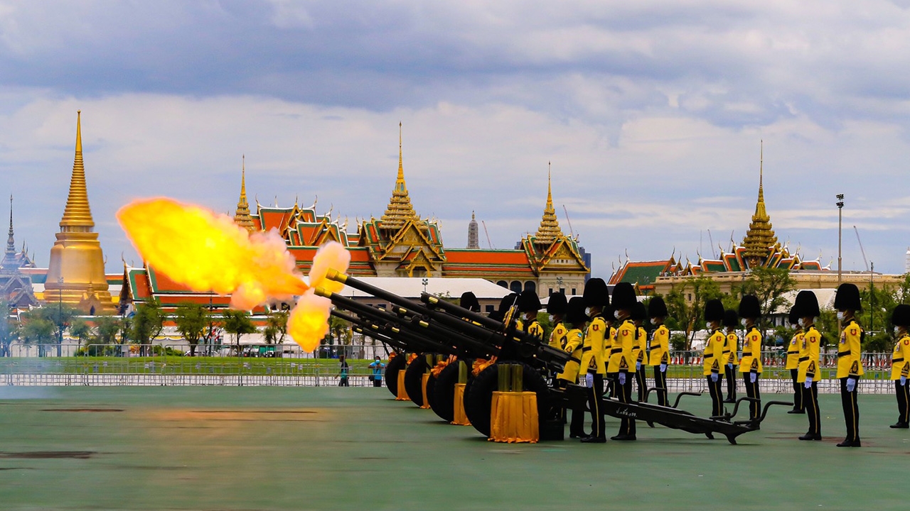 3 เหล่าทัพ ยิงสลุตหลวง 21 นัด เฉลิมพระเกียรติ "ในหลวง" 69 พรรษา