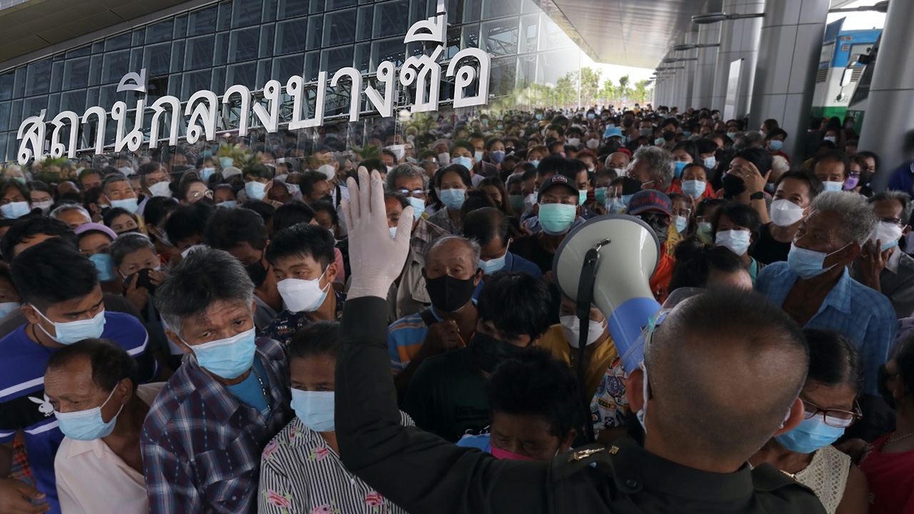 คลื่นมหาชนล้นทะลักศูนย์ฉีดวัคซีนบางซื่อ บทสะท้อนวิกฤติแผนกระจายวัคซีน 
