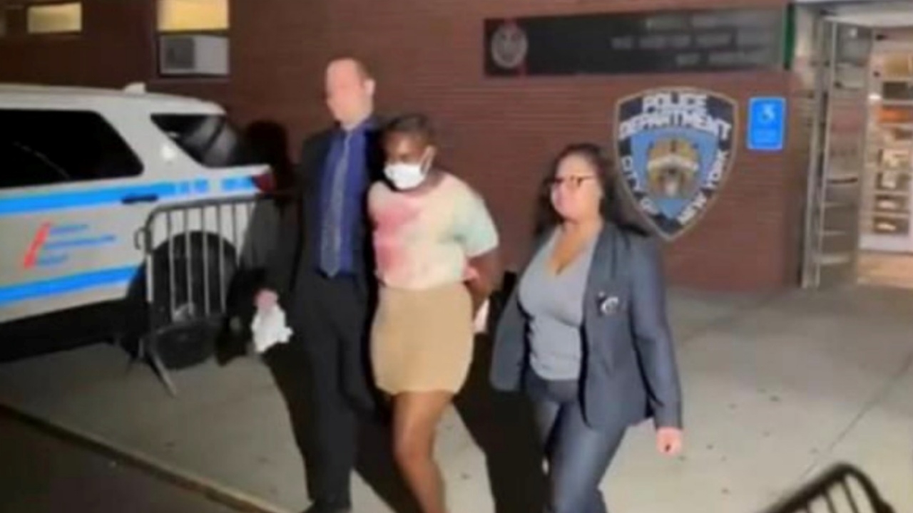 ตร.สหรัฐฯ สุดเจ๋ง ตามจับสาวทำร้ายคนเชื้อสายเอเชียในนิวยอร์ก  4 ครั้ง