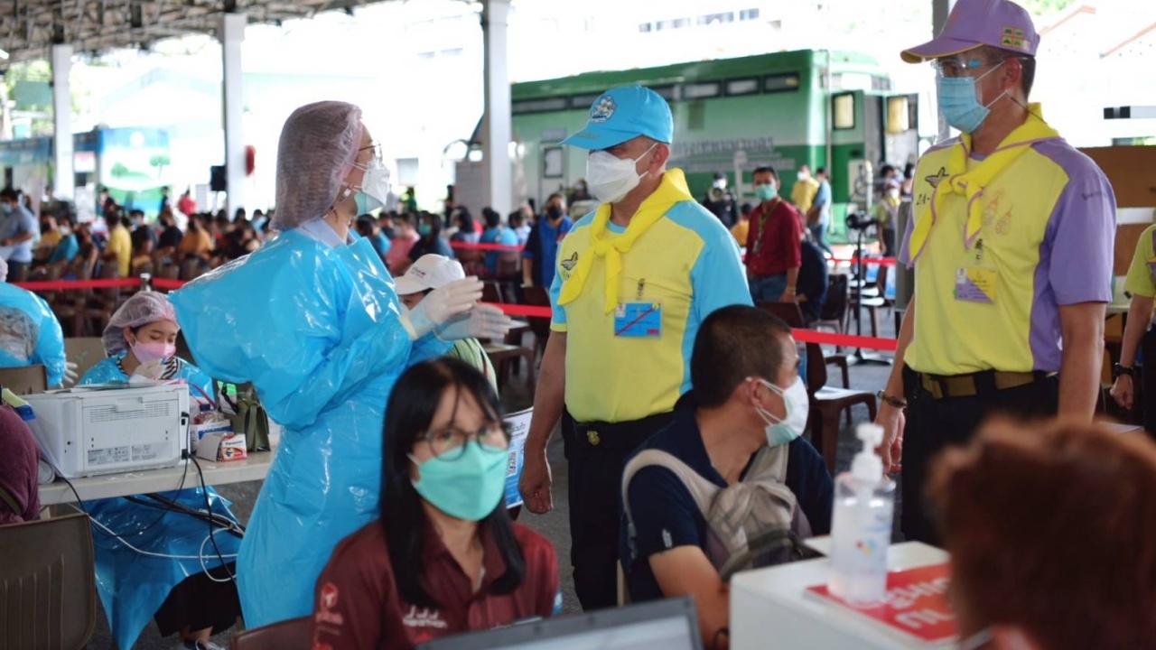 ผบ.นทพ. พร้อม จิตอาสา 904 เร่งนำ ปชช.กลุ่มเสี่ยงเข้ารับการฉีดวัคซีน