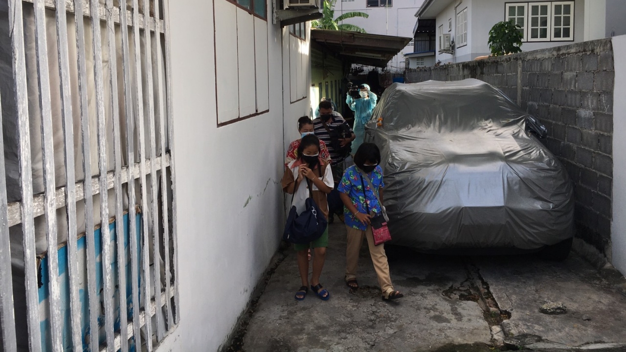 ร.10 ทรงรับ 2 ด.ญ.แม่ป่วยโควิดดับ เป็นนักเรียนในพระบรมราชานุเคราะห์