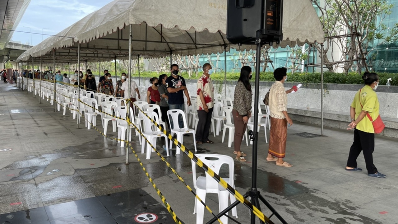 ศูนย์ฉีดวัคซีนกลางบางซื่อ ปรับแผนใหม่ ลดปัญหาคนรอคิวแออัด