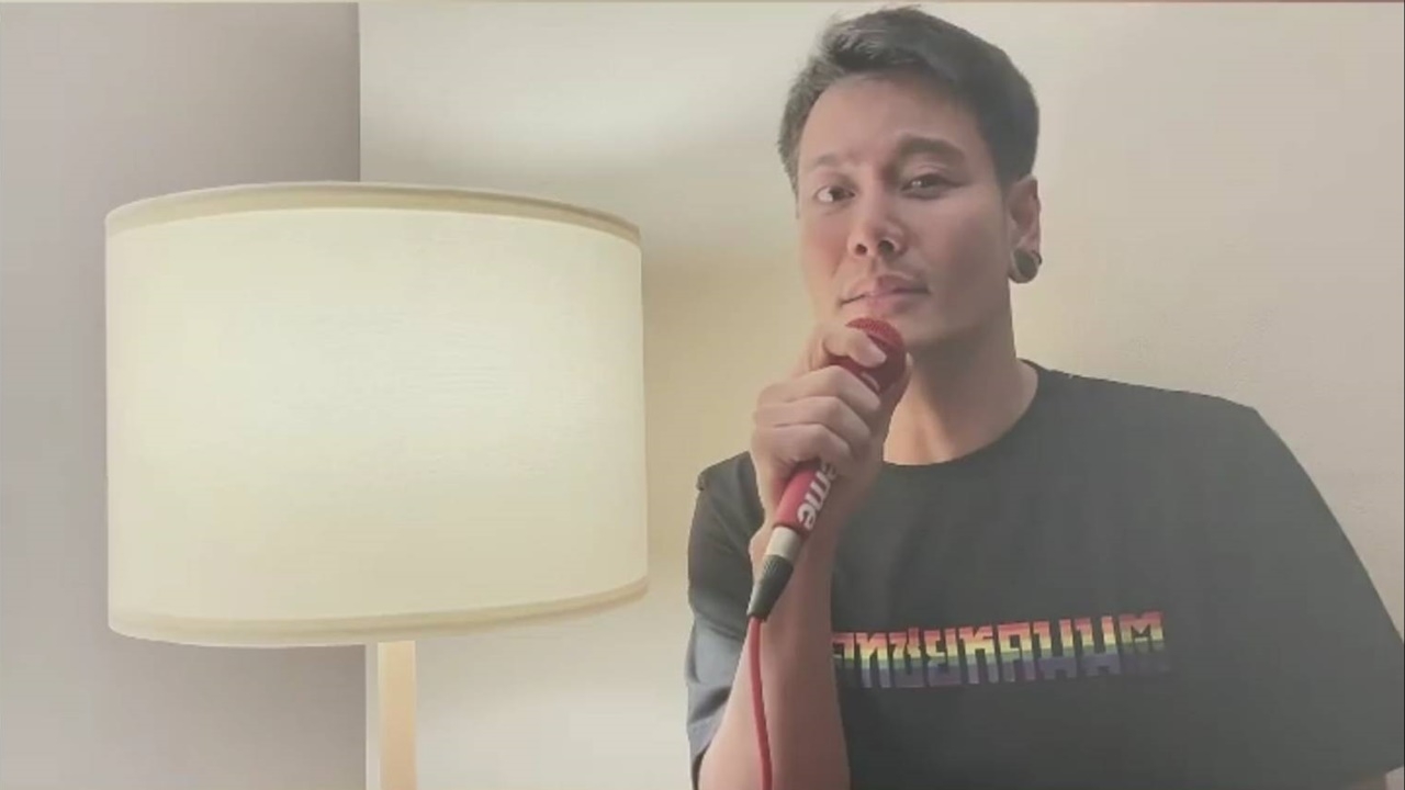 อ๊อฟ ปองศักดิ์ ร้องเพลงคัฟเวอร์ แต่ชาวเน็ตโฟกัสเสื้อ #ดทชยหคมมต (คลิป)