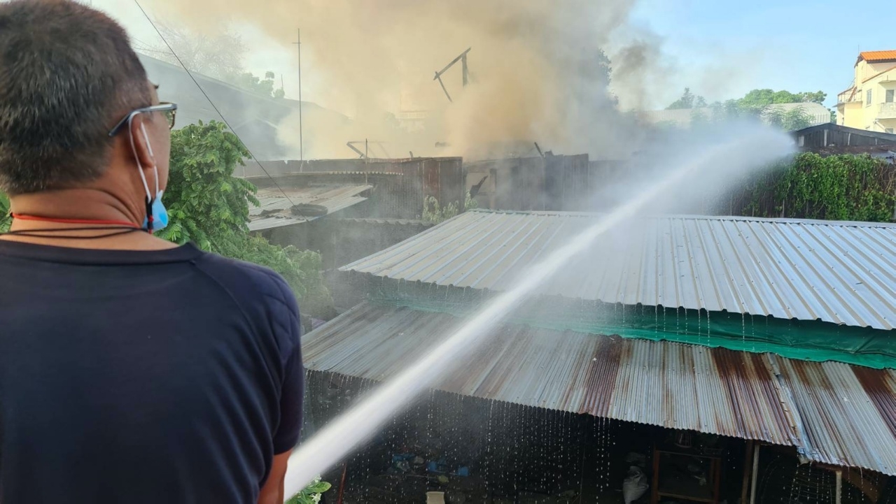 ไฟไหม้บ้าน คลอกคนป่วยติดเตียงดับ พี่พยายามช่วยน้อง โดนลวกทั้งตัว (คลิป)