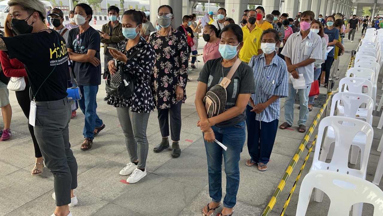 แฉฉ้อโกง ขายสิทธิฉีดวัคซีนสถานีกลางบางซื่อ จัดระเบียบใหม่ ให้ยืนตามจุด