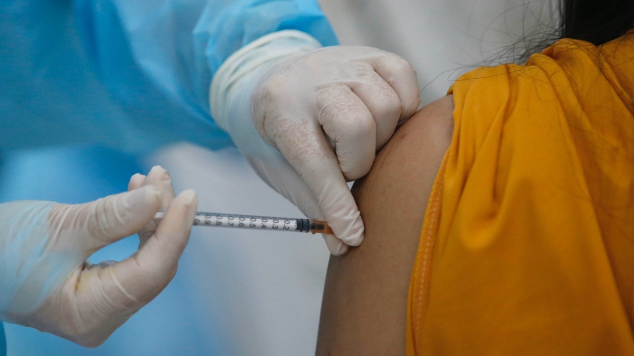 แพทย์แนะศึกษา ฉีดวัคซีนเข้าชั้นผิวหนัง แทนกล้ามเนื้อ ถ้าได้ผล อาจแก้ปัญหาไม่พอได้