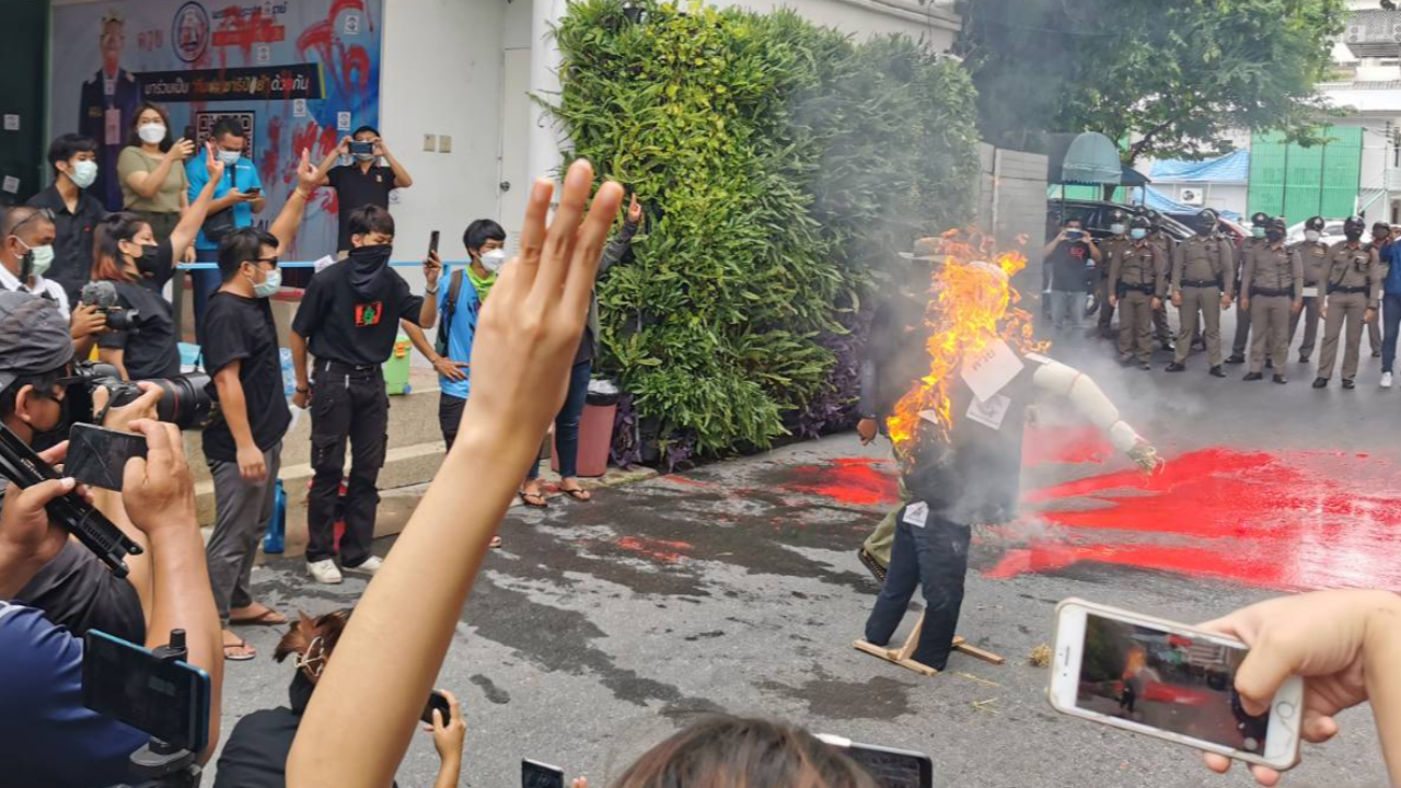 “ม็อบทะลุฟ้า” จี้ ปชป.ถอนตัวรัฐบาล “สาดสี-เผาหุ่นฟาง” พรรคเก่าแก่