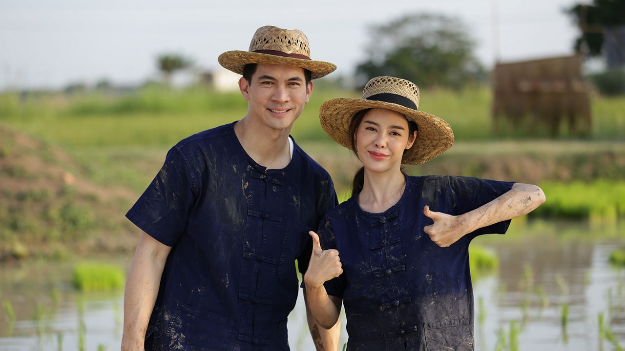 “เคน” เดินหน้าจีบ “ไอซ์” เดตหวานทุ่งนากลายเป็นสีชมพู ใน “รัก นิรันดร์ จันทรา”