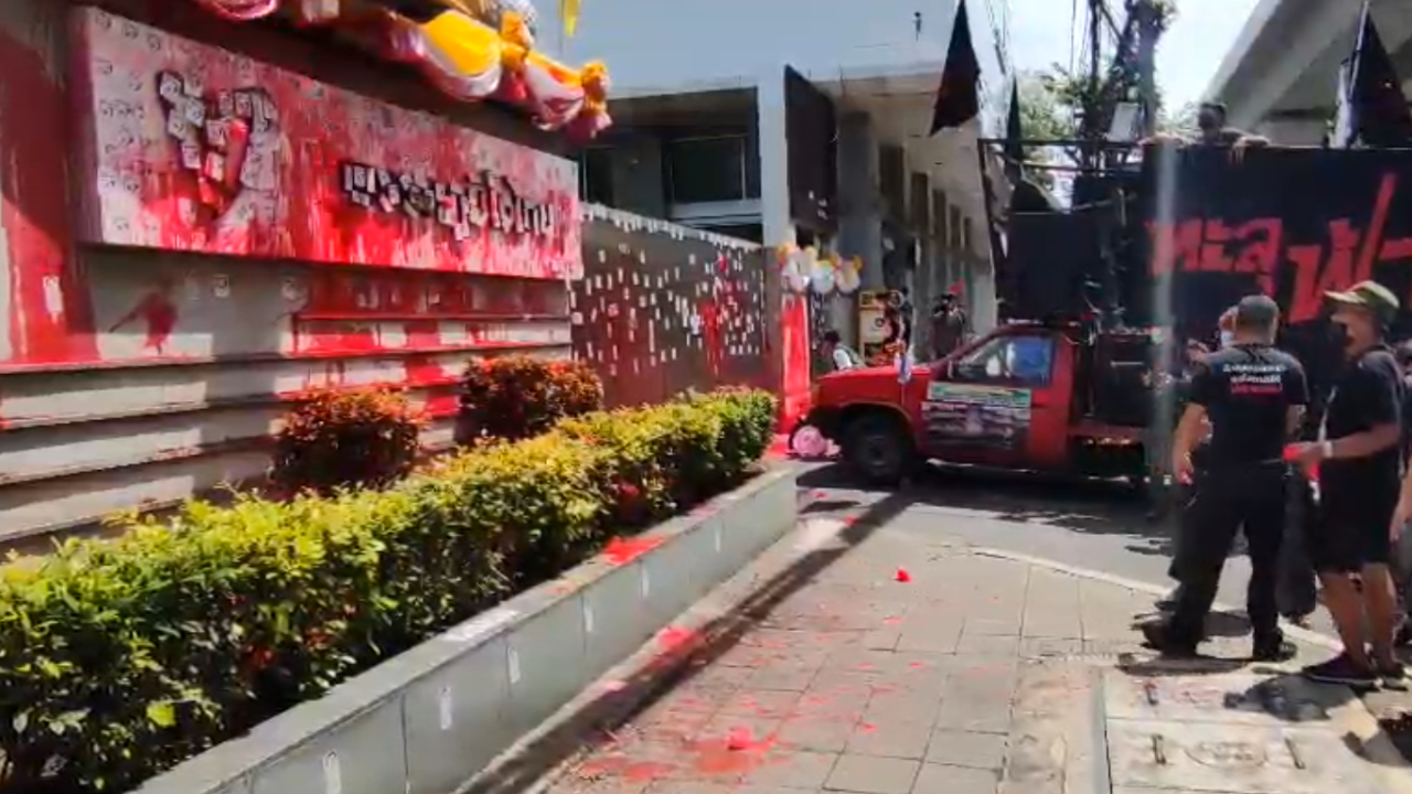 "ไผ่ ดาวดิน" นำมวลชน "ทะลุฟ้า" ติดสติกเกอร์-ปาสี ป้ายพรรคภูมิใจไทย 